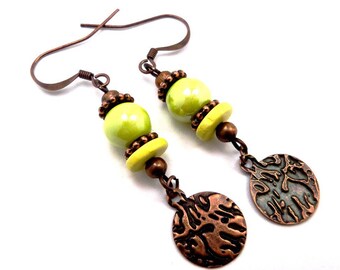 Boucles d'oreilles vert anis cuivrées sequins, céramique laiton, boho hippie chic