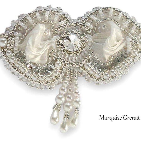 Broche brodée créateur attache traîne mariage blanche argentée en soie shibori et cristal Swarovski