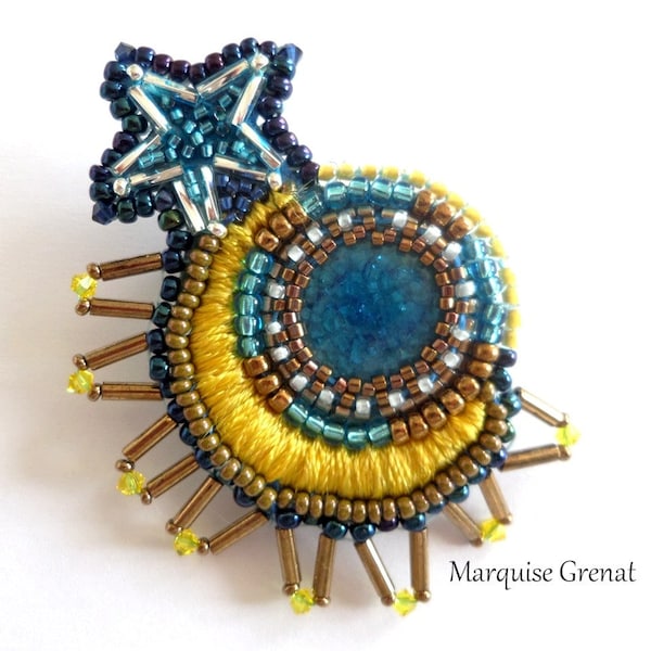 Eclipse broche bleu bronze jaune brodée de fils et perles en verre cabochon céramique