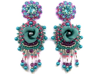 Boucles d'oreilles créateur brodées baroques romantiques, fuchsia turquoise, cristal Swarovski, porcelaine, verre