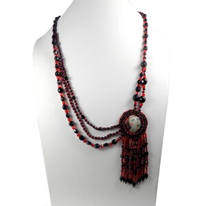 Collier sautoir créateur multi rangs pendentif brodé rétro rouge et noir cabochon d'art porcelaine image 3