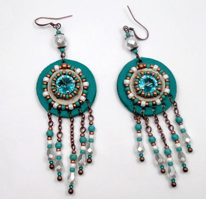 Boucles d'oreilles brodées turquoise blanc émeraude cuivre boho hippie chic cuir cristal Swarovski laiton image 1