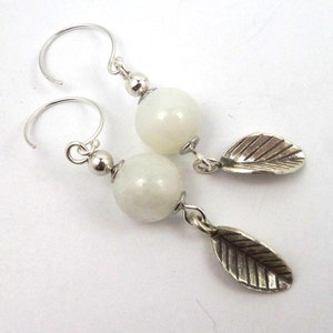 Boucles d'oreilles en argent blanches pierre de lune feuilles pendantes poétiques image 2