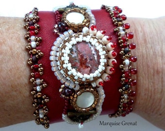 Bracelet manchette créateur brodé sur cuir rouge jaspe nacre pierres gemme et organique