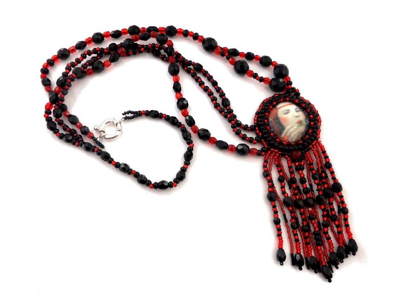 Collier sautoir créateur multi rangs pendentif brodé rétro rouge et noir cabochon d'art porcelaine image 1