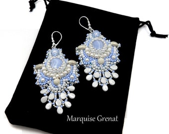 Boucles d'oreilles dormeuses en argent créateur brodées bleues et blanches calcédoine gemme