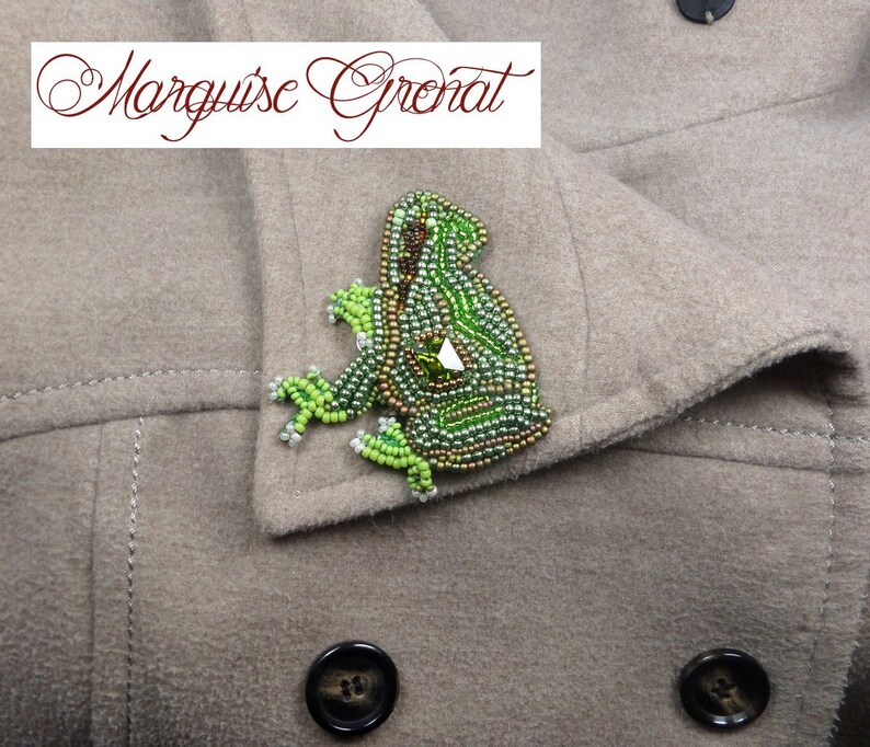 Designer brooch embroidered green tree frog in Swarovski crystal image 2