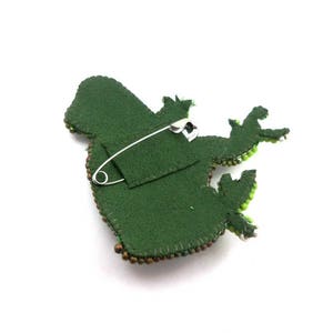 Designer brooch embroidered green tree frog in Swarovski crystal image 6