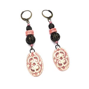 Boucles d'oreilles dormeuses bohèmes perles céramique écru rose, laiton bronze antique image 1