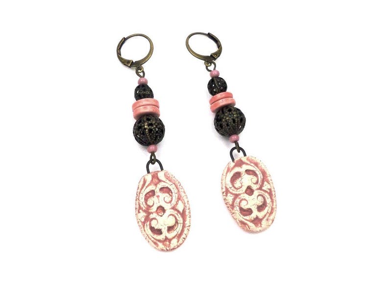 Boucles d'oreilles dormeuses bohèmes perles céramique écru rose, laiton bronze antique image 1