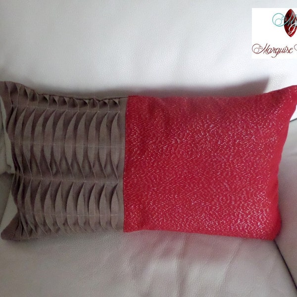 Coussin décoratif rectangle lin taupe à plis et toile coton rouge lurex argent