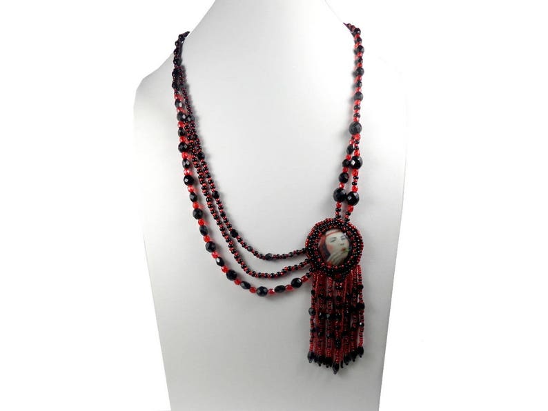 Collier sautoir créateur multi rangs pendentif brodé rétro rouge et noir cabochon d'art porcelaine image 2