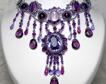 Collier créateur brodé de perles cristal Swarovski verre de Murano, haute couture, violet prune