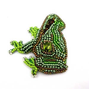 Designer brooch embroidered green tree frog in Swarovski crystal image 3
