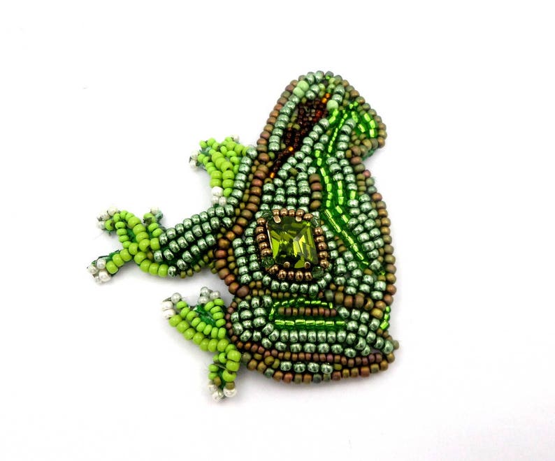 Designer brooch embroidered green tree frog in Swarovski crystal image 3