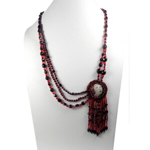 Collier sautoir créateur multi rangs pendentif brodé rétro rouge et noir cabochon d'art porcelaine image 5