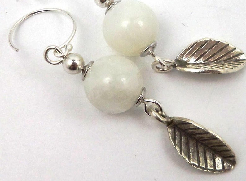 Boucles d'oreilles en argent blanches pierre de lune feuilles pendantes poétiques image 4