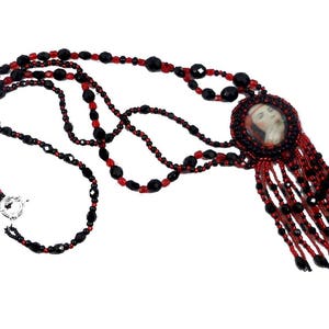 Collier sautoir créateur multi rangs pendentif brodé rétro rouge et noir cabochon d'art porcelaine image 4