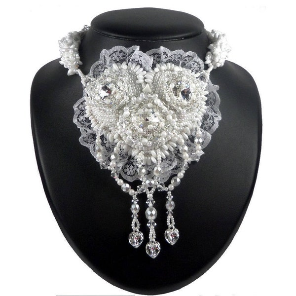 Collier brodé créateur blanc argent cristal Swarovski dentelle mariage baroque