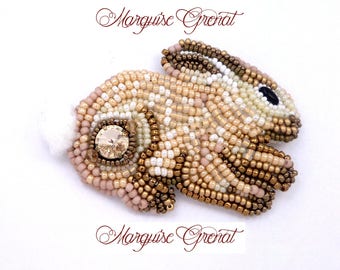 Broche créateur brodée en forme de lapin beige blanc bronze cristal Swarovski