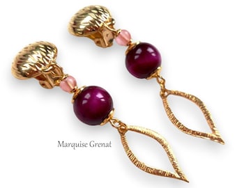 Boucles d'oreilles à clips striés dorées à l'or fin perles en oeil de tigre fuchsia et quartz fraise pendants feuilles striées évidées