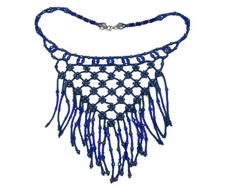 Collier plastron créateur tissé de perles bleues en verre de Bohème franges