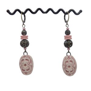 Boucles d'oreilles dormeuses bohèmes perles céramique écru rose, laiton bronze antique image 2