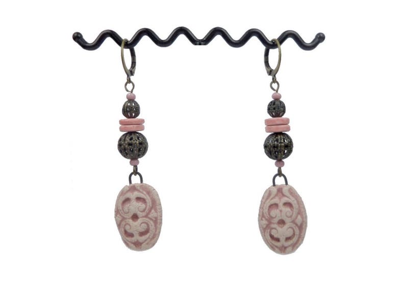 Boucles d'oreilles dormeuses bohèmes perles céramique écru rose, laiton bronze antique image 2