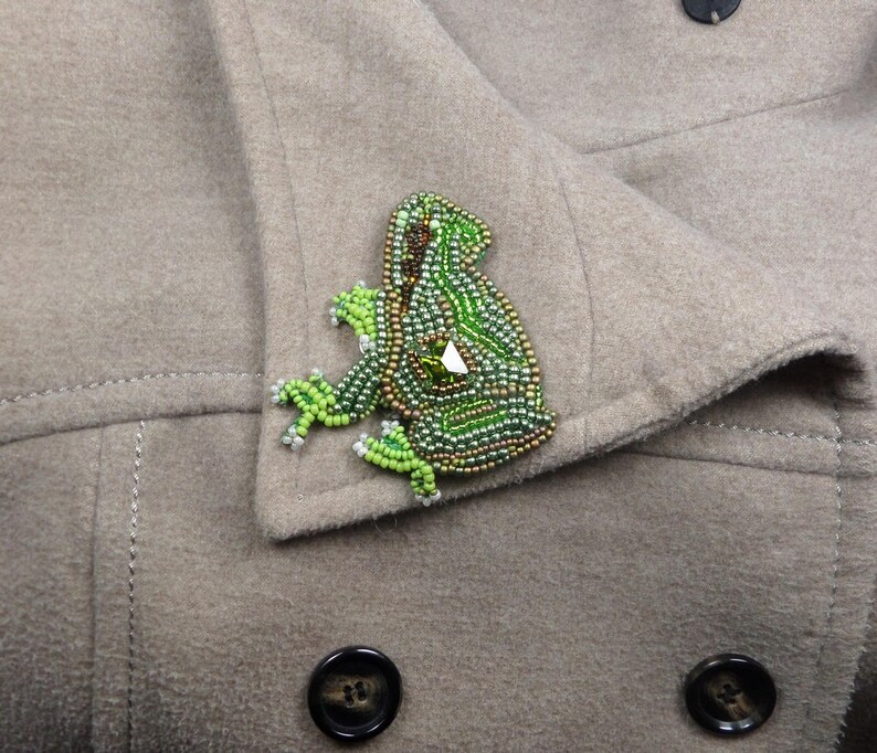 Designer brooch embroidered green tree frog in Swarovski crystal image 4