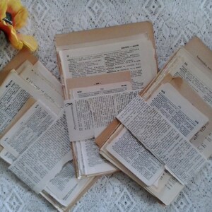 Páginas de libros antiguos de papel vintage de diccionarios antiguos de francés, inglés, español, latín y alemán para revistas de artesanía, tarjetas de álbumes de recortes de collage