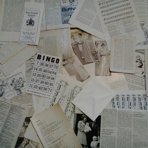 Puede incluir: Una colección de objetos de papel antiguos, incluyendo recortes de periódicos, partituras y una tarjeta de bingo. Los elementos están dispuestos en una composición dispersa, con tamaños y texturas variadas. La paleta de colores es principalmente sepia.