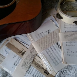 Páginas de papel vintage con temas musicales de libros de texto de himnos con partituras antiguas, material efímero para manualidades, diarios, álbumes de recortes, collages, tarjetas con decoupage