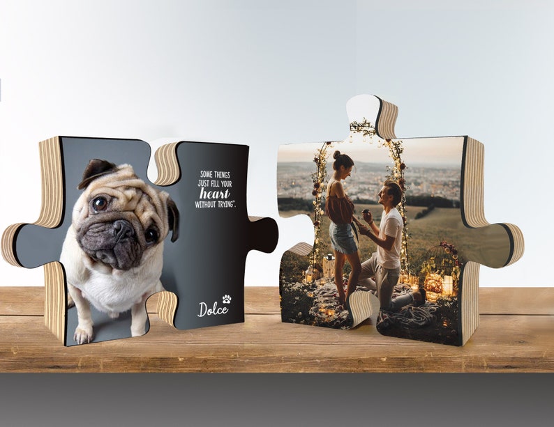 K&ouml;nnte beinhalten: Ein Holzpuzzle mit zwei Teilen. Ein Teil zeigt einen Mops mit dem Text "Some things just fill your heart without trying." und "Dolce". Der andere Teil zeigt ein Paar, das sich unter einem Blumenbogen verlobt.