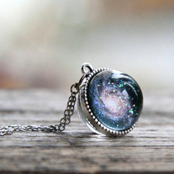 Pendentif galaxie Pinwheel, pendentif galaxie recto-verso, boule galaxie, pendentif boule, pendentif galaxie scintillant noir, sphère galaxie sur une chaîne