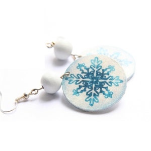 Pendientes de copo de nieve, copo de nieve blanco, pendientes blancos, pendientes de nieve, pendientes de invierno, colgante de invierno, pendientes de Navidad, blanco y azul