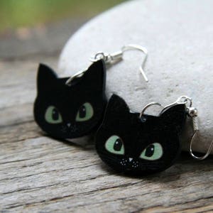 黒猫のイヤリング、緑の目をした黒猫、かわいい猫のイヤリング、黒いイヤリング、大きなライトのイヤリング、猫のジュエリー、猫好き