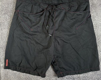 Short de bain homme vintage Prada Y2K nylon doublé en mesh noir rouge taille 48