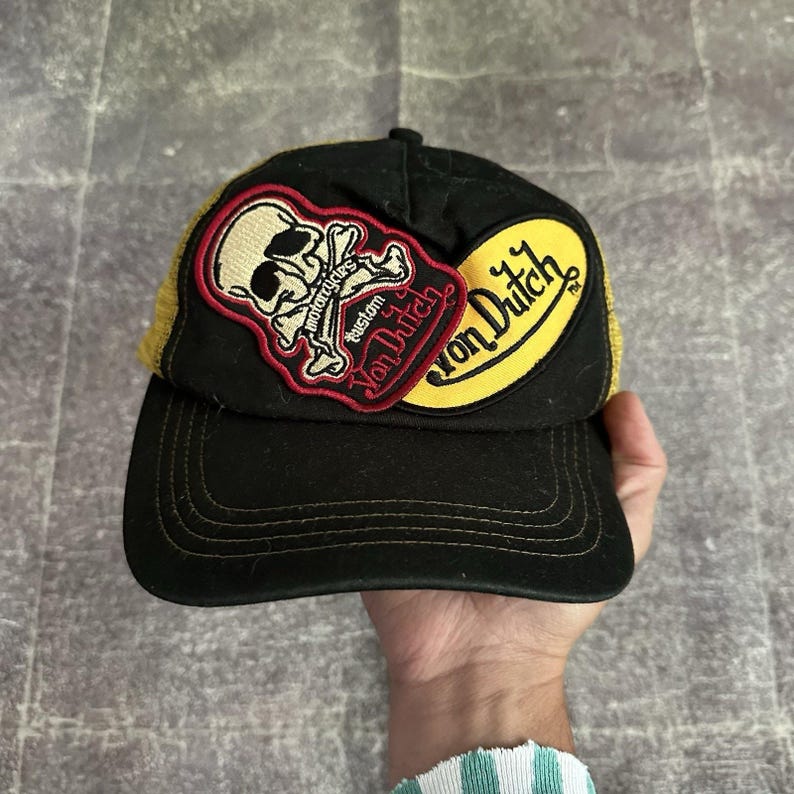 Gorra trucker snapback de malla patchwork amarilla y negra estilo vintage Y2K de Von Dutch para hombre imagen 1