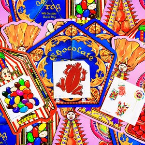 Może przedstawiać: Kolekcja kolorowych naklejek z ilustracjami o tematyce słodyczy, w tym czerwona żaba, wielokolorowe żelki, pasiaste laski cukrowe i lizaki, z elementami tekstowymi takimi jak Chocolate Frog, Beans oraz Exploding Bonbons.
