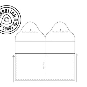 Könnte beinhalten: Eine schwarz-weiße digitale Schnittmustervorlage für einen Lederartikel mit zwei abgerundeten Klappen und 12-mm-Löchern für Buchschrauben. Das Design enthält gestrichelte Nahtlinien, nummerierte Montageanleitungen und das Logo von Karolian Dry Goods LLC.