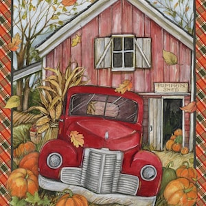 Puede incluir: Una camioneta roja vintage está estacionada frente a un granero rojo con un letrero que dice "Pumpkin Shed". La camioneta está rodeada de calabazas y tallos de maíz. La escena está ambientada en un entorno otoñal con hojas de otoño esparcidas.