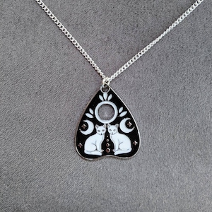 Collana gatto, collana planchette gatto, collana Ouija gatto, collana gatto gotico, collana seduta spiritica gatto, tavola Ouija, gatto strega, divinazione