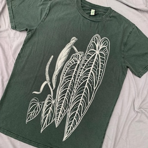 T-shirt feuille d&#39;anthurium : coton biologique, imprimé botanique, vert délavé, végétalien, vêtements équitables