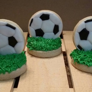 Dimensional soccer cookies!  Stand-up soccer cookies!