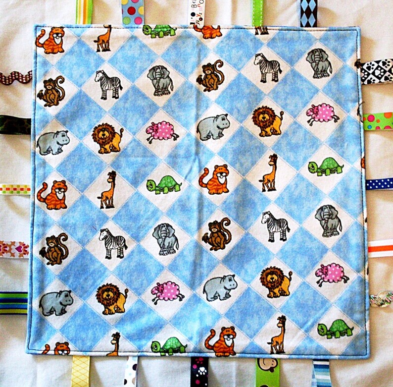 Doudou ?�tiquette infantile. Jouet pour enfant en bas ?�ge froiss?�e. Couverture de b?�b?� de ruban 