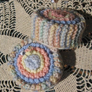 Pattern for vintage knitted pincushion owned by my great-grandmother. Suitable for beginners.