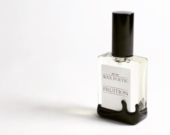 Parfum de roses sexy et de vin. Géranium floral aux baies, parfum d'œillet de prune, parfum de luxe Femme Fatale. Séduisant