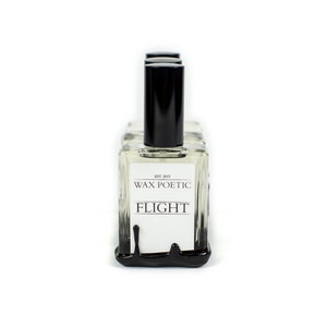 Peut inclure: Un ensemble de quatre flacons en verre transparent avec des bouchons et des &eacute;tiquettes noirs. Les &eacute;tiquettes indiquent "EST. 2015 WAX POETIC FLIGHT".
