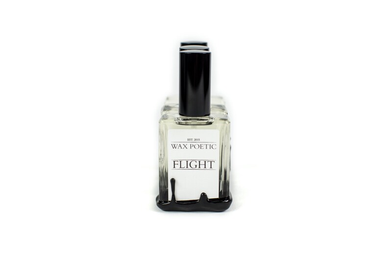 Peut inclure: Un ensemble de quatre flacons en verre transparent avec des bouchons et des &eacute;tiquettes noirs. Les &eacute;tiquettes indiquent "EST. 2015 WAX POETIC FLIGHT".
