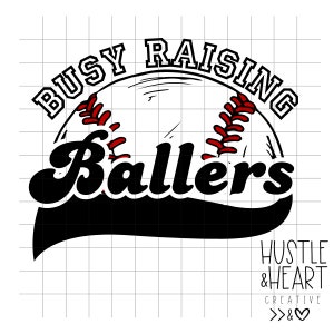 Op de afbeelding: Zwart-wit grafisch ontwerp met een honkbal en de tekst "Busy Raising Ballers" in een retro-lettertype. De tekst "Hustle & Heart Creative >>&♡" staat onder de honkbal.